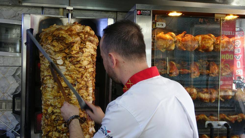 Konya'nın tavuklara fısıldayan aşçısı! Arabada gezdirip şarkı söylüyor 3